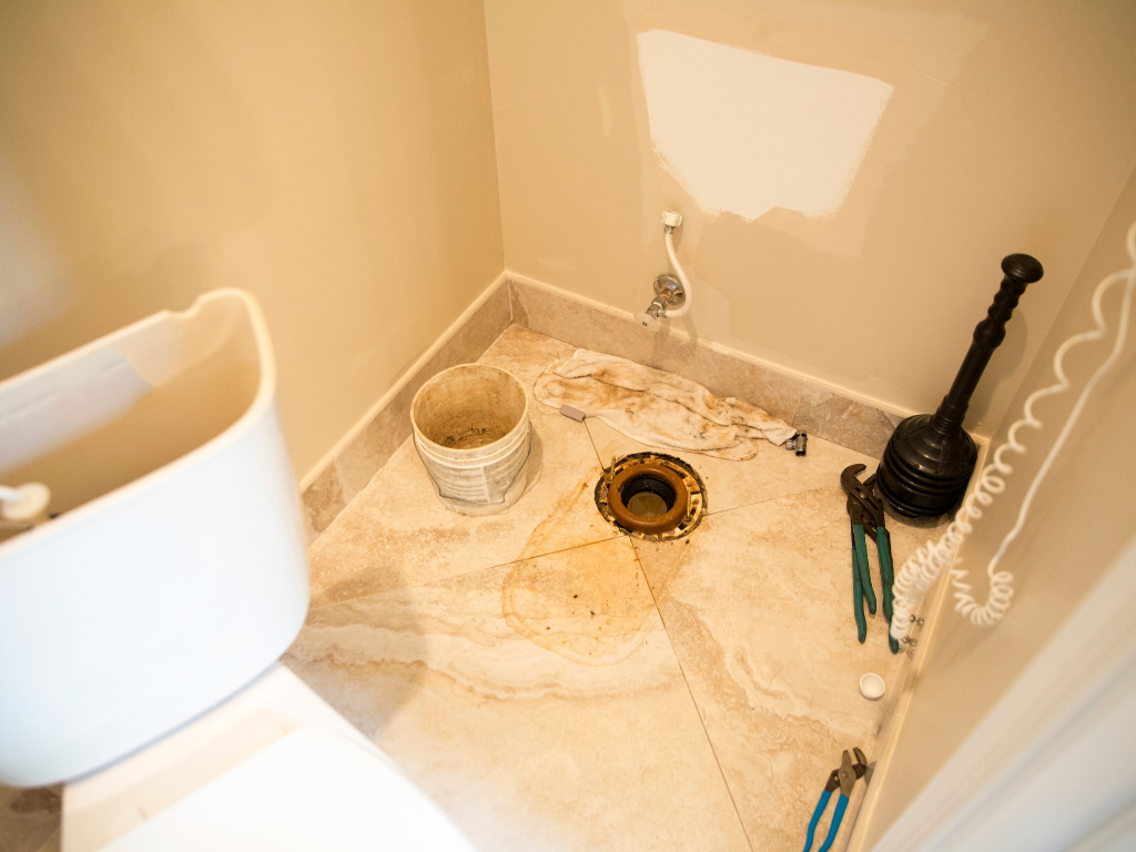 Who pays when a toilet leaks into the unit below?
